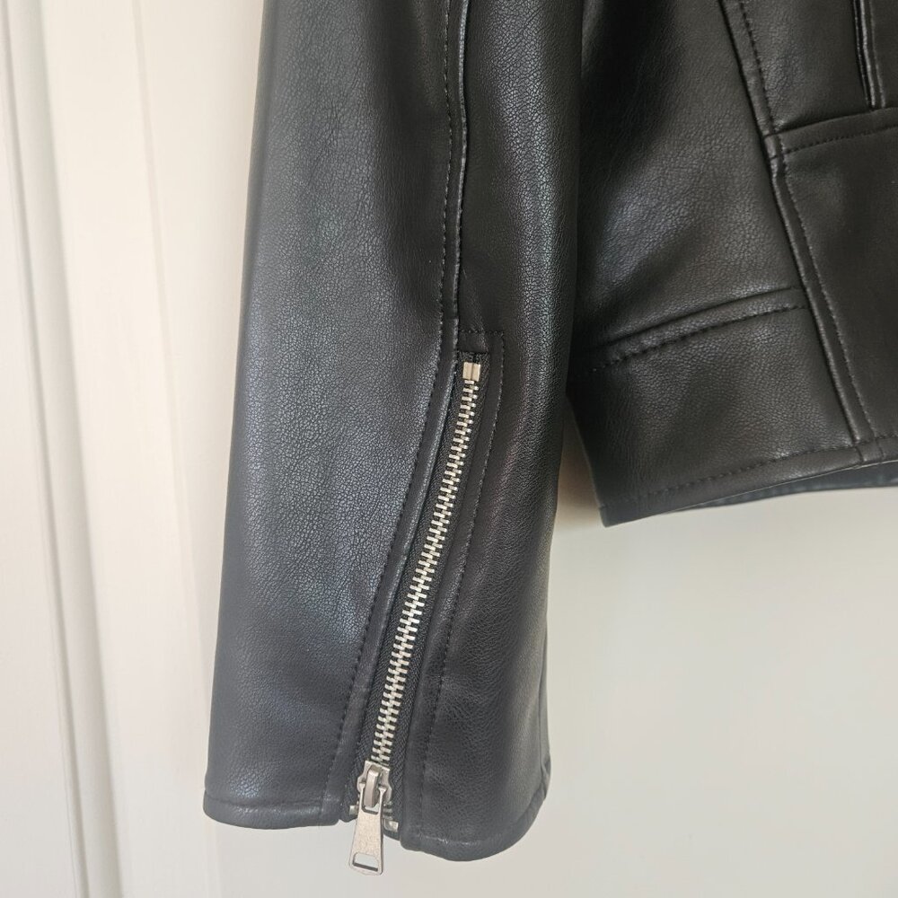 Gap Factory Women’s Vegan Leather Moto Jacket Black Size M Petite - Picture 4 of 5